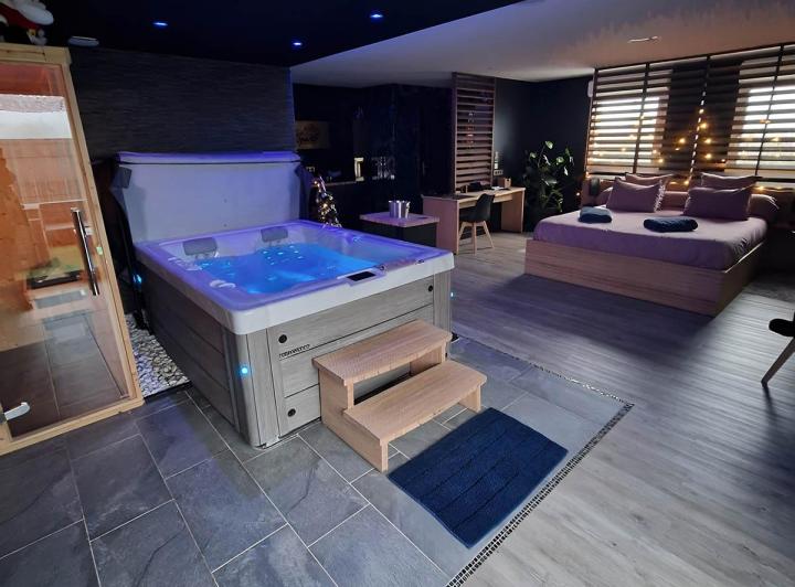 Louez notre suite avec jacuzzi privatif pour un séjour romantique inoubliable.