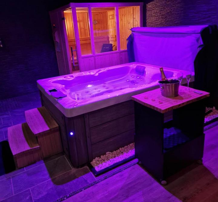 Bénéficiez de la carte cadeau chambre avec jacuzzi privatif d’O'Spacito.