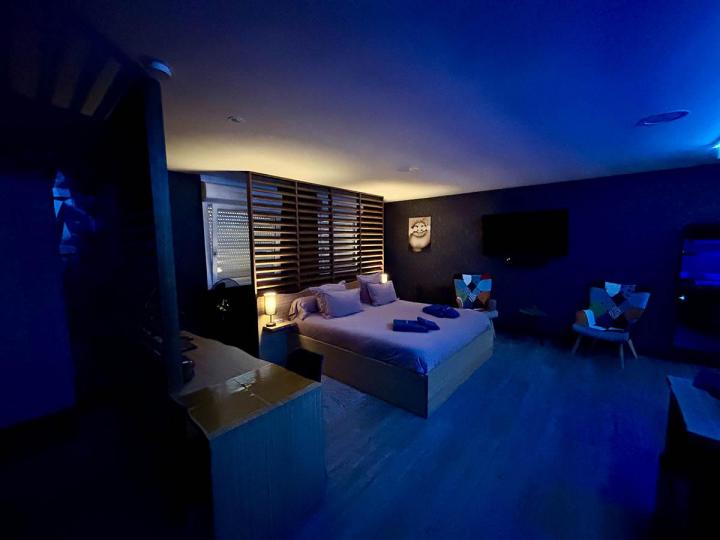 Pour votre séjour en amoureux, réservez votre love room dès maintenant.